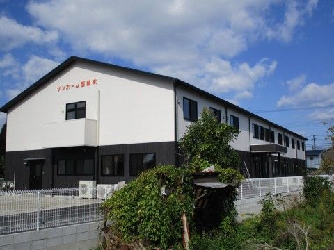 ツートーンカラーで2階建ての建物