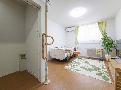 ベッドやチェストが設置された居室