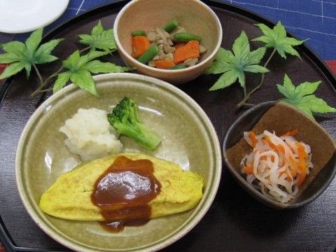 肉じゃがと酢の物とオムレツのセット