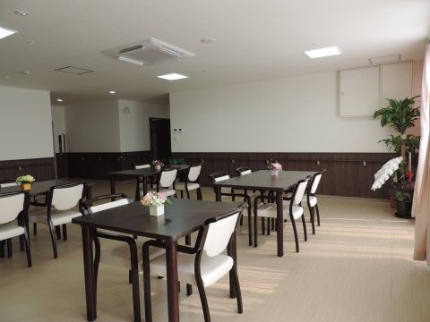 テーブルセットが複数設置された共有スペース