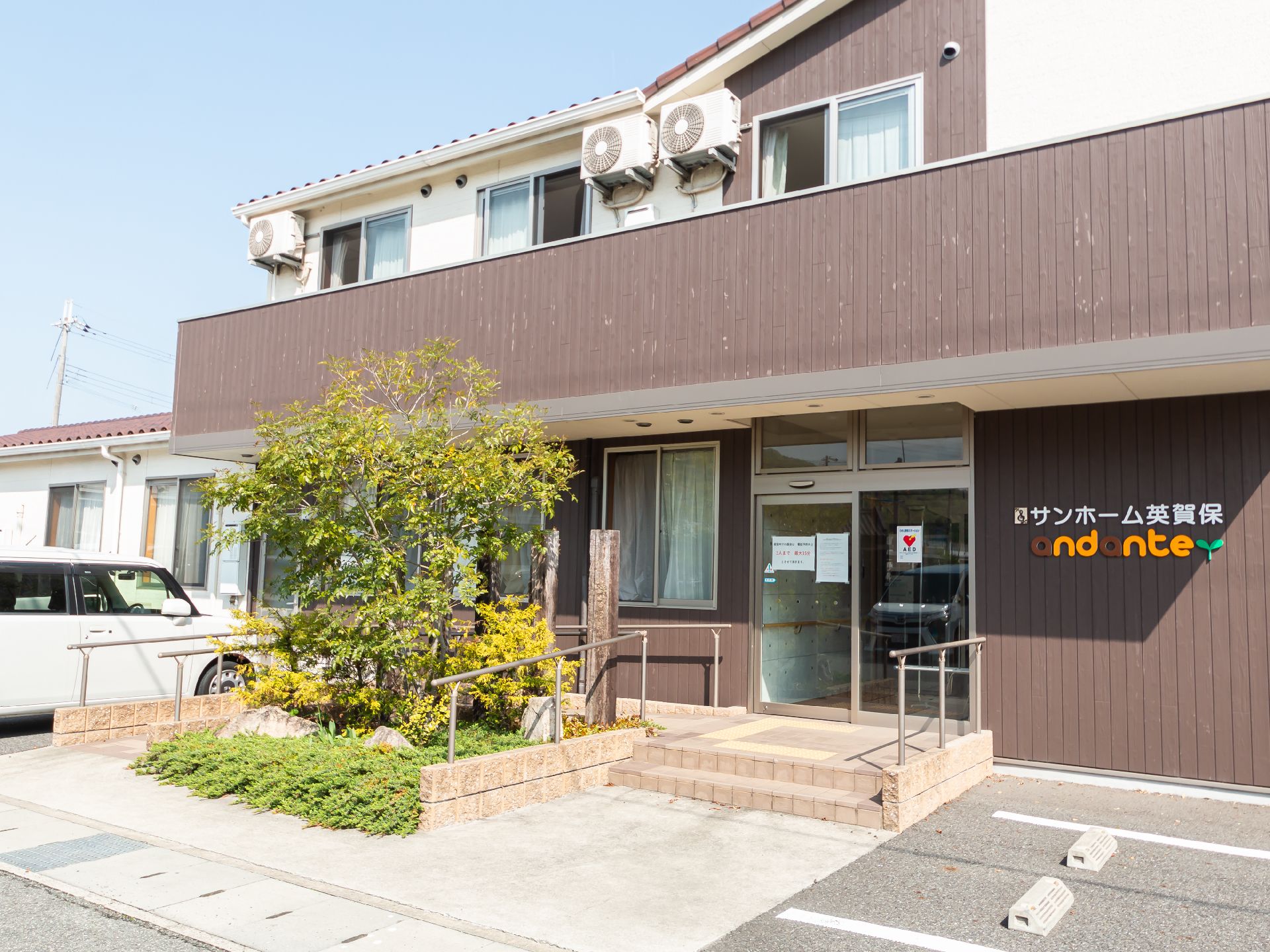 ブラウンを基調としたモダンな色合いで、高級マンションのような雰囲気がある外観