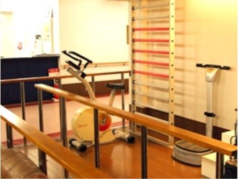 壁に設置されたのぼり棒や、歩行訓練機があるトレーニングルーム