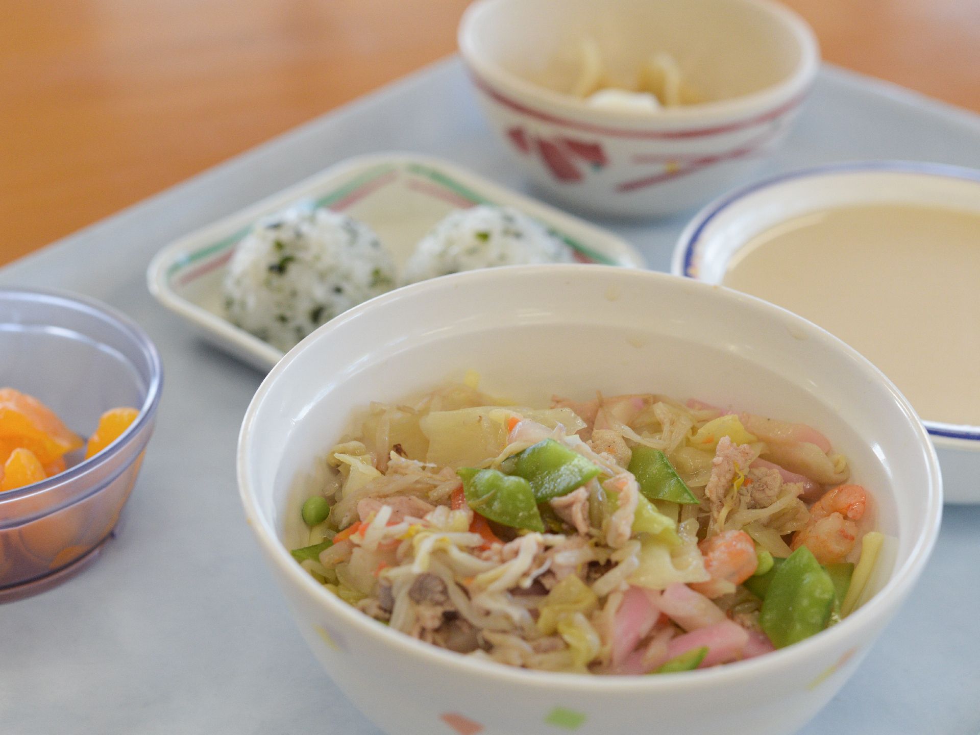 オール電化調理。年齢や疾病など個々に合わせた配慮された食事を提供。季節ごとの行事食もあり。1日3度の楽しみ。