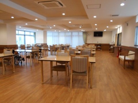 天井にたくさんの丸い照明が取り付けられているダイニング