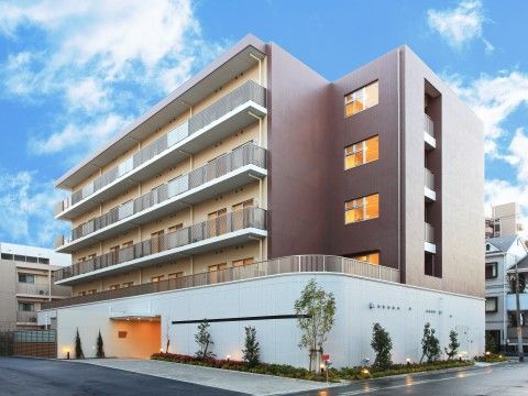 建物は5階建てで、1階部分がホワイト、2階より上はグレーで、見た目はマンションのような佇まいとなっている。