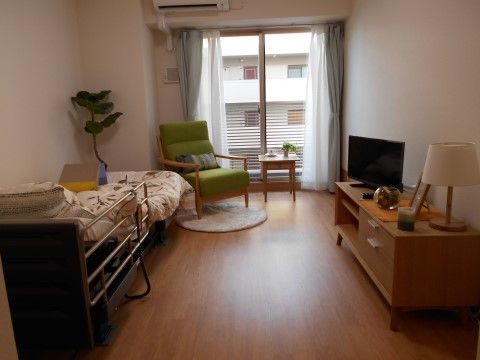 床はフローリング材で、家具もナチュラルな木目調となっている。壁紙は白く、室内は明るく落ち着いた雰囲気となっている。