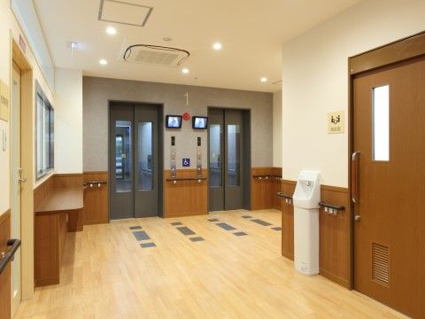 エレベーターホール周辺の壁側には手すりが取り付けられている。窓際には荷物を置くことのできる台もある。