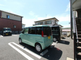 施設外観と駐車場のある風景
