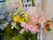 施設内にきれいな生花が飾られている。明るい色をしたいろいろな種類の花が、色ごとにまとまって飾られている。