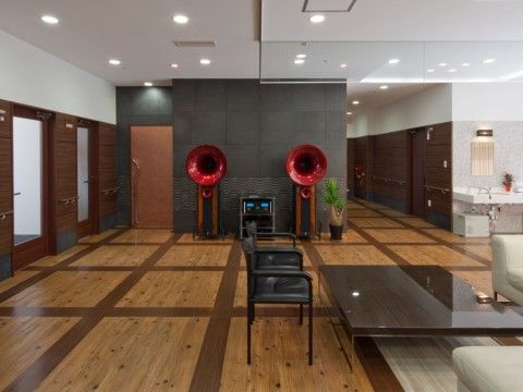 洗面台が備え付けられている、大きなテーブルが置かれたエントランス