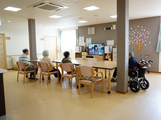 リビングで談笑する_x0008_利用者