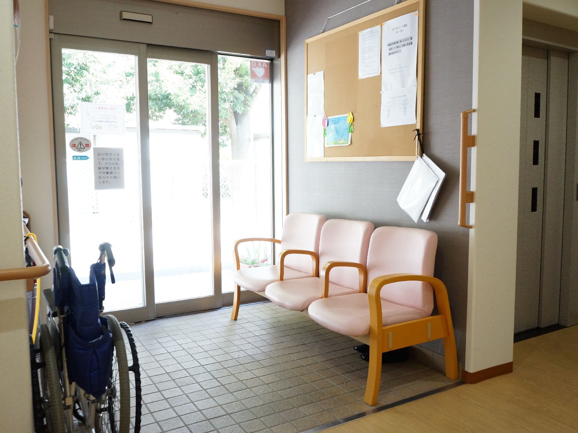 玄関には簡易の車椅子が置いてある。土間には三脚の椅子が用意されており、入ってすぐに座れるようになっている。