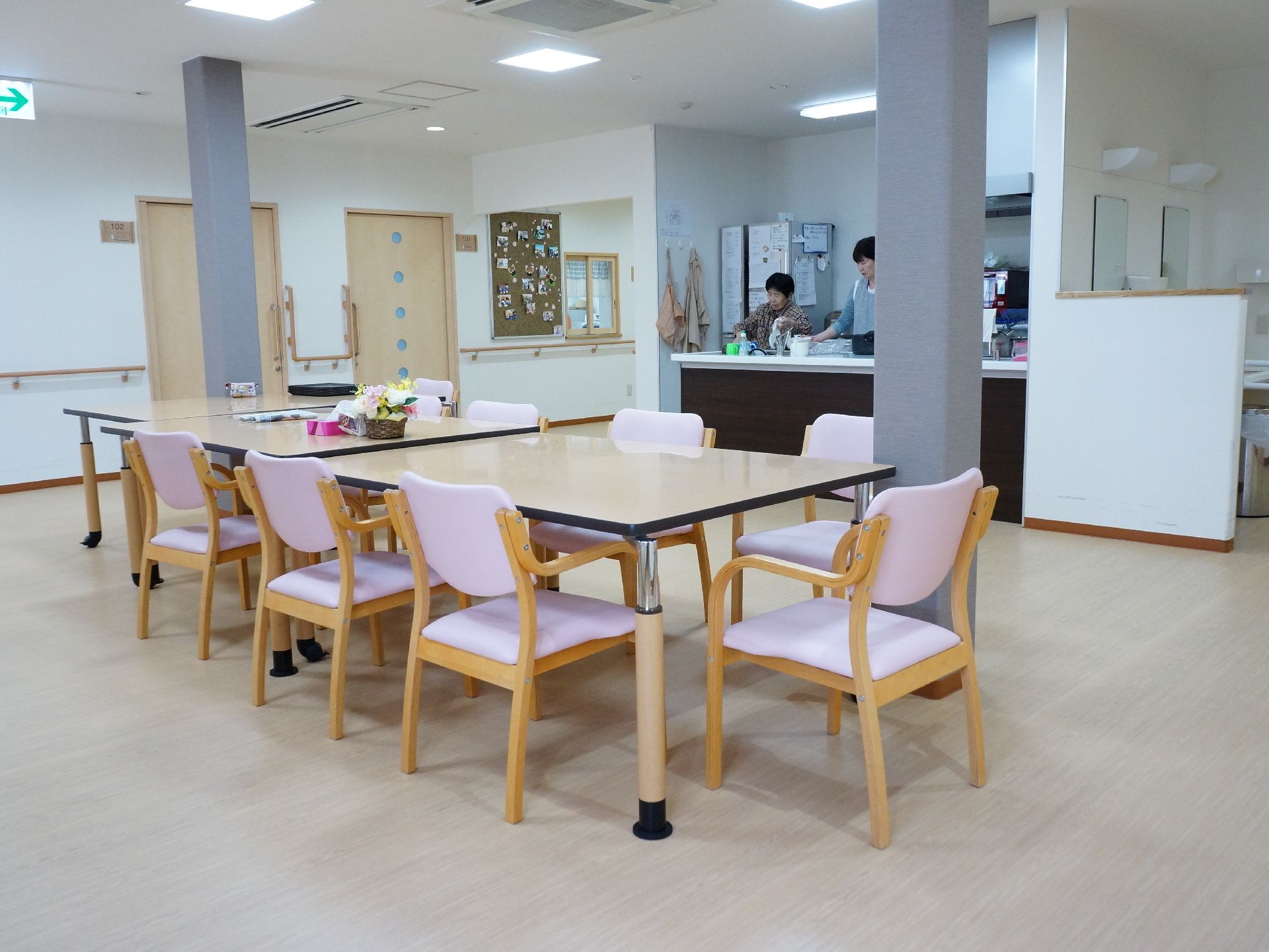 リビングの机は可動式になっている。奥には独立洗面台があり、食事の前にすぐに手を洗えるようになっている。