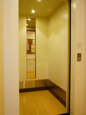 明るく広々としたエレベーター