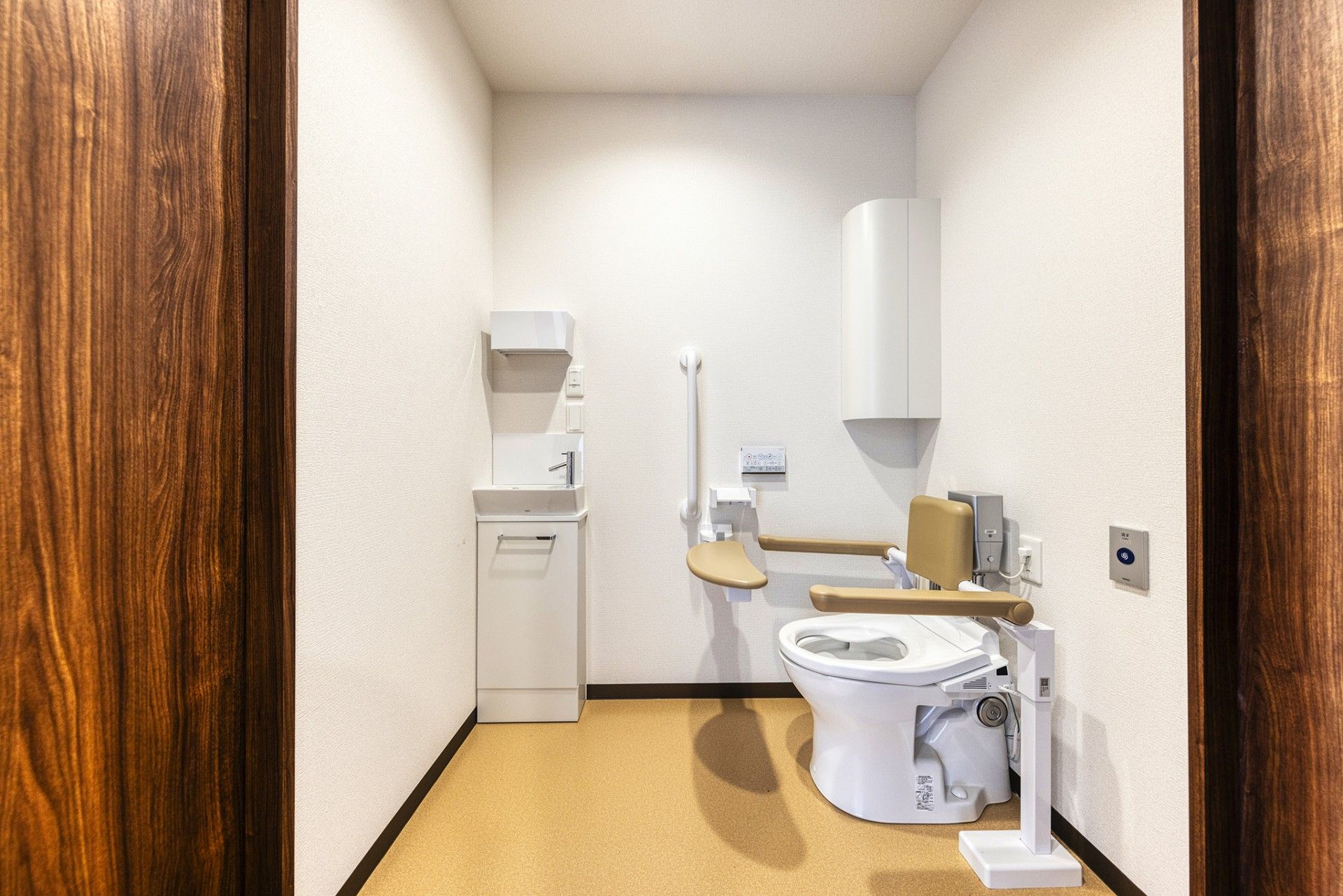 壁は小さな赤い花の模様が入った壁紙で、床はややクリーム色をしている。床と壁の交差する部分に黒いテープ状のものが貼られてある。