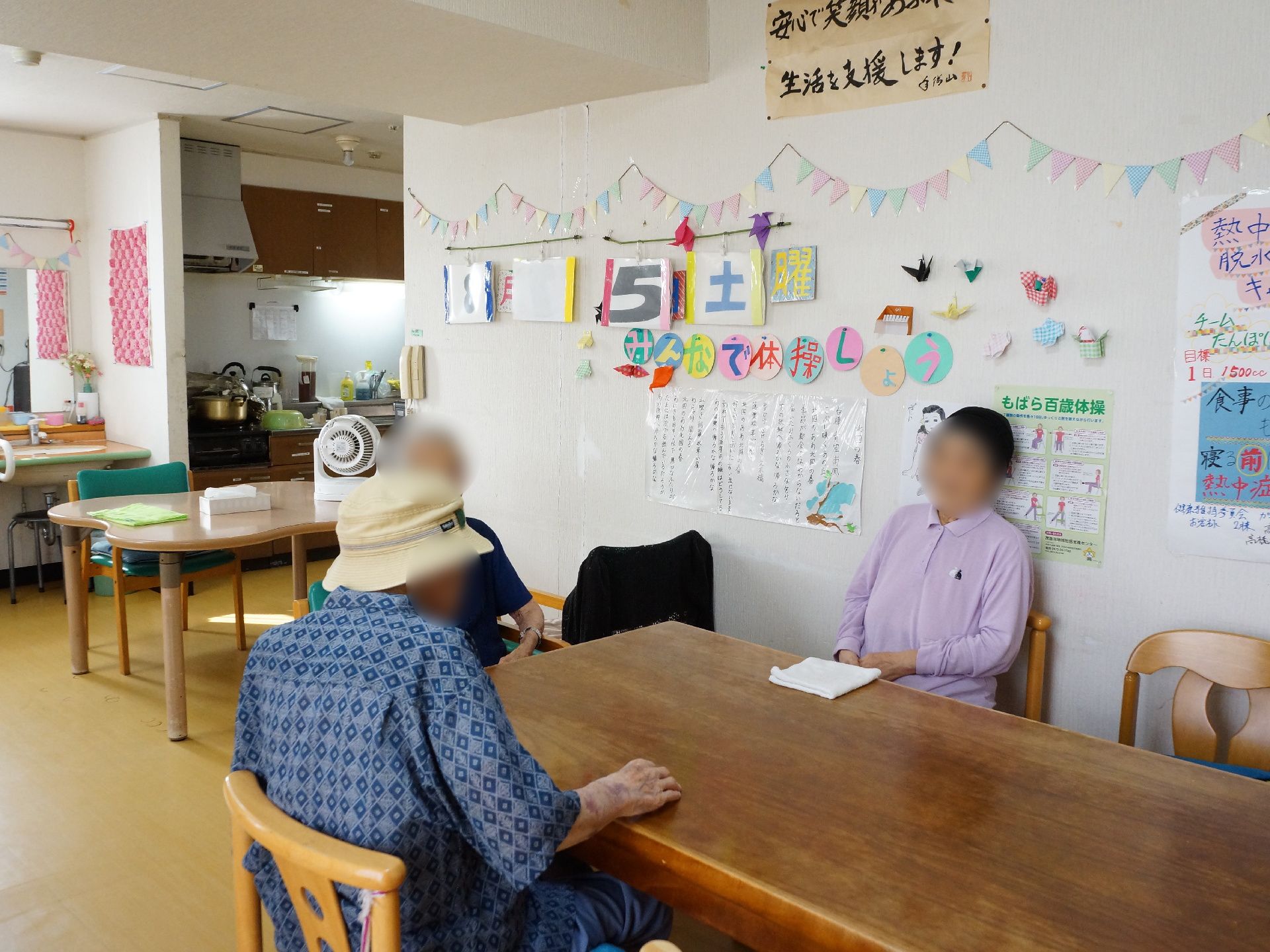 「ガーデンコート茂原」入居様の生き生きとした姿を写真でとる、ご家族様の様子