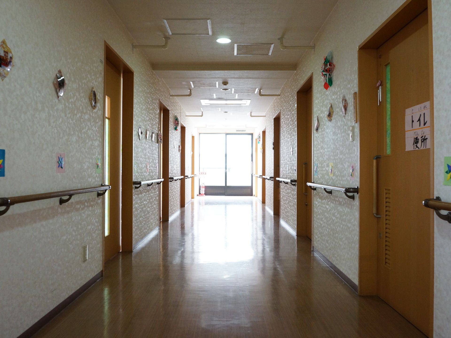 広々とした廊下は清潔が保たれている。採光も十分あり、明るい雰囲気で手すりも設置され利用者にとって便利。