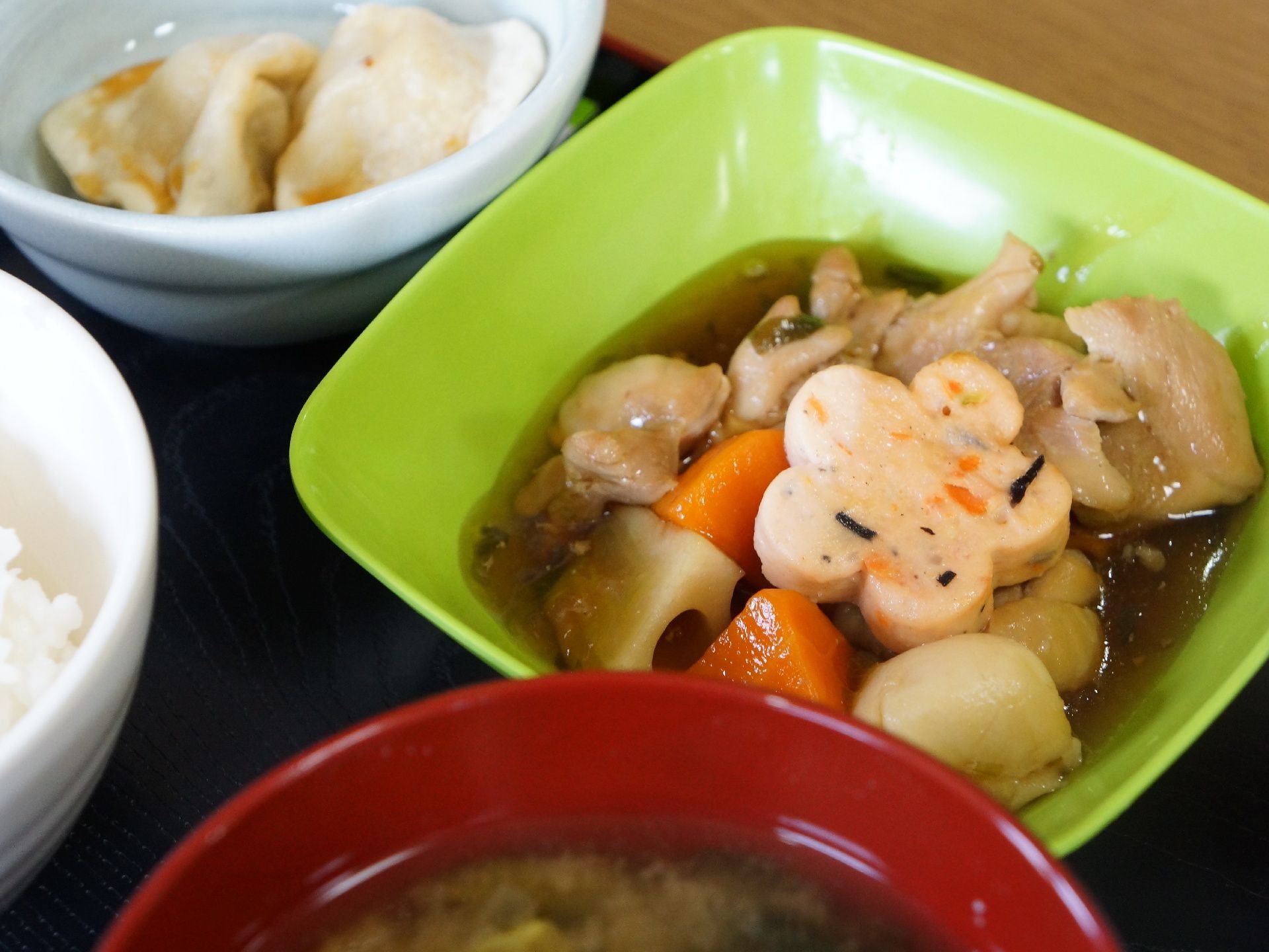 和食を中心として提供されている食事は温かい雰囲気。季節を感じさせるよう、梅の形のはんぺんなどが取り入れられている。