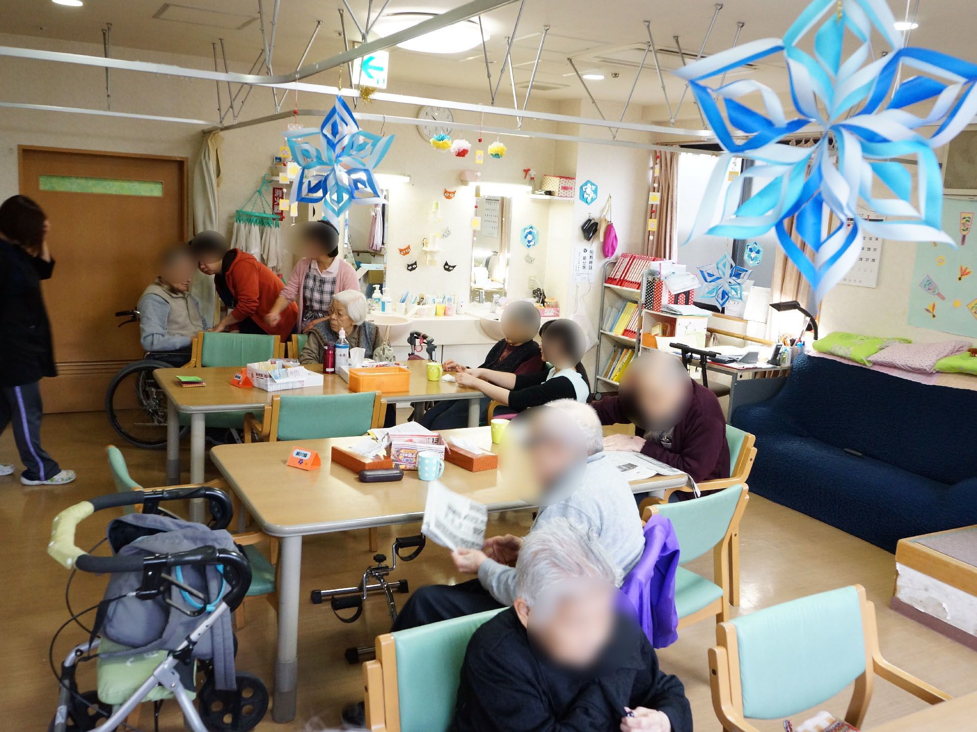 利用者が集まって、自由な時間を過ごすことが出来る。職員と一緒に手作業をしたり、1人で過ごしたりそれぞれの楽しみ方をすることができる。