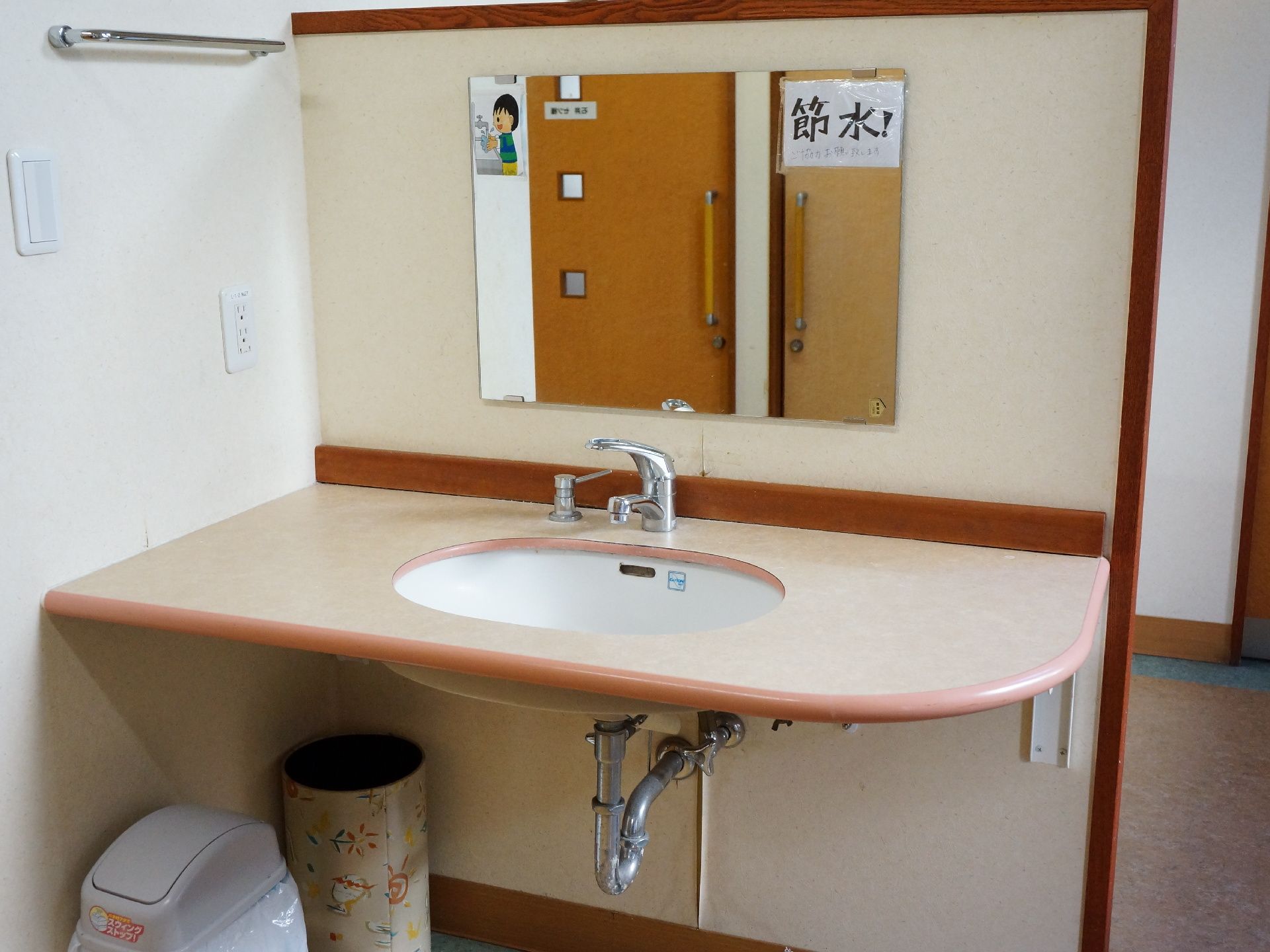 居室の洗面台は、清潔に保たれシンプルに設計されている。台の角に丸みを持たせ、利用者に万が一のことがないよう配慮されている。