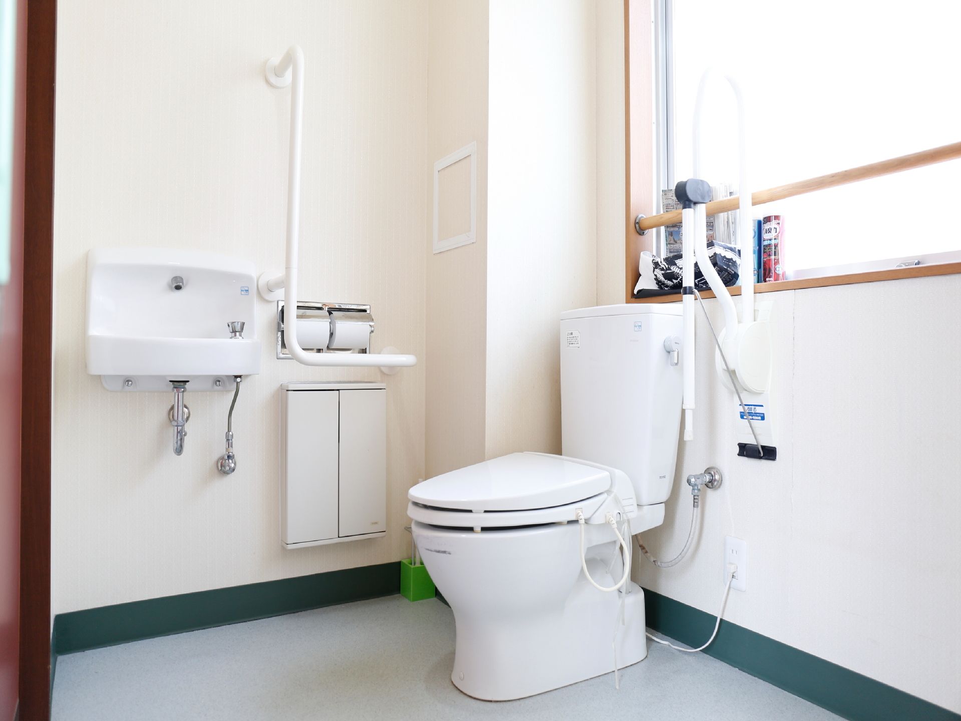明るく広々としたトイレで、清潔さが保たれ、床に余計な物がない。排泄後の処理を介助できるような装置もついている。