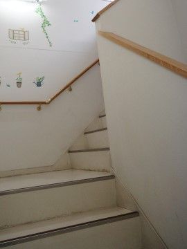 「ガーデンコート西船橋」施設内階段。手すりも付いているので、安全対策はバッチリです。