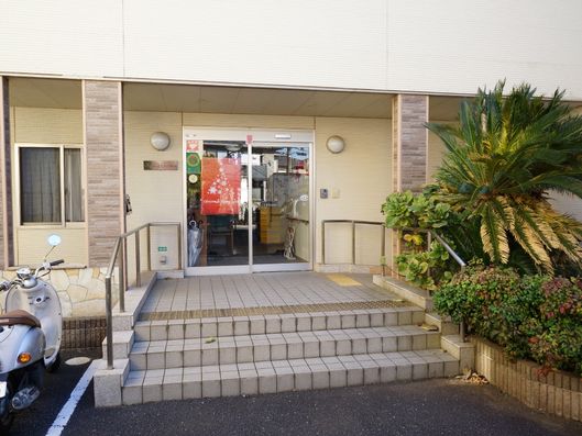 施設の玄関