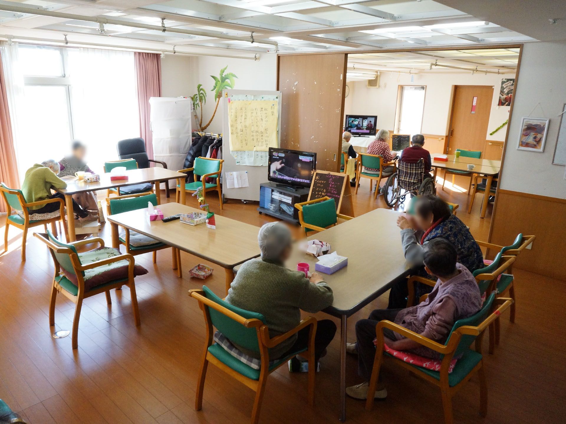 ガーデンコート西船橋の居間は大変広く、間仕切りで2つの部屋に区切ることができる。テレビもそれぞれの部屋に設置されている。
