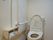 白色で統一されたトイレは清潔感いっぱい。手すりも完備され、立ち上がったり座ったりの動作がしにくい利用者さんに配慮されている。