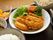 ご飯、みそ汁、メインのおかずに小鉢2品、デザートと盛りだくさんな食事内容となっている。栄養バランス的にも申し分ないと言える。