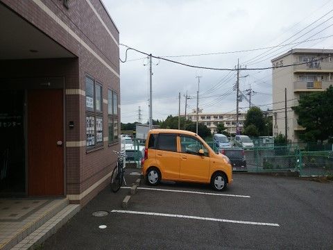 「ガーデンコート千葉さつきが丘」外観 お車で当施設へご来訪の方は、どうぞこの駐車場にお車をお泊めください。