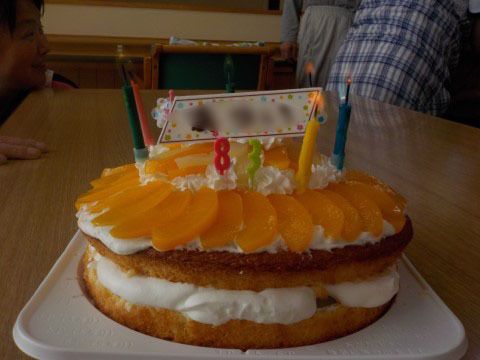 「ガーデンコート千葉さつきが丘」イベント行事 誕生日を迎えた入居者様に、巨大誕生日ケーキをご用意しました。