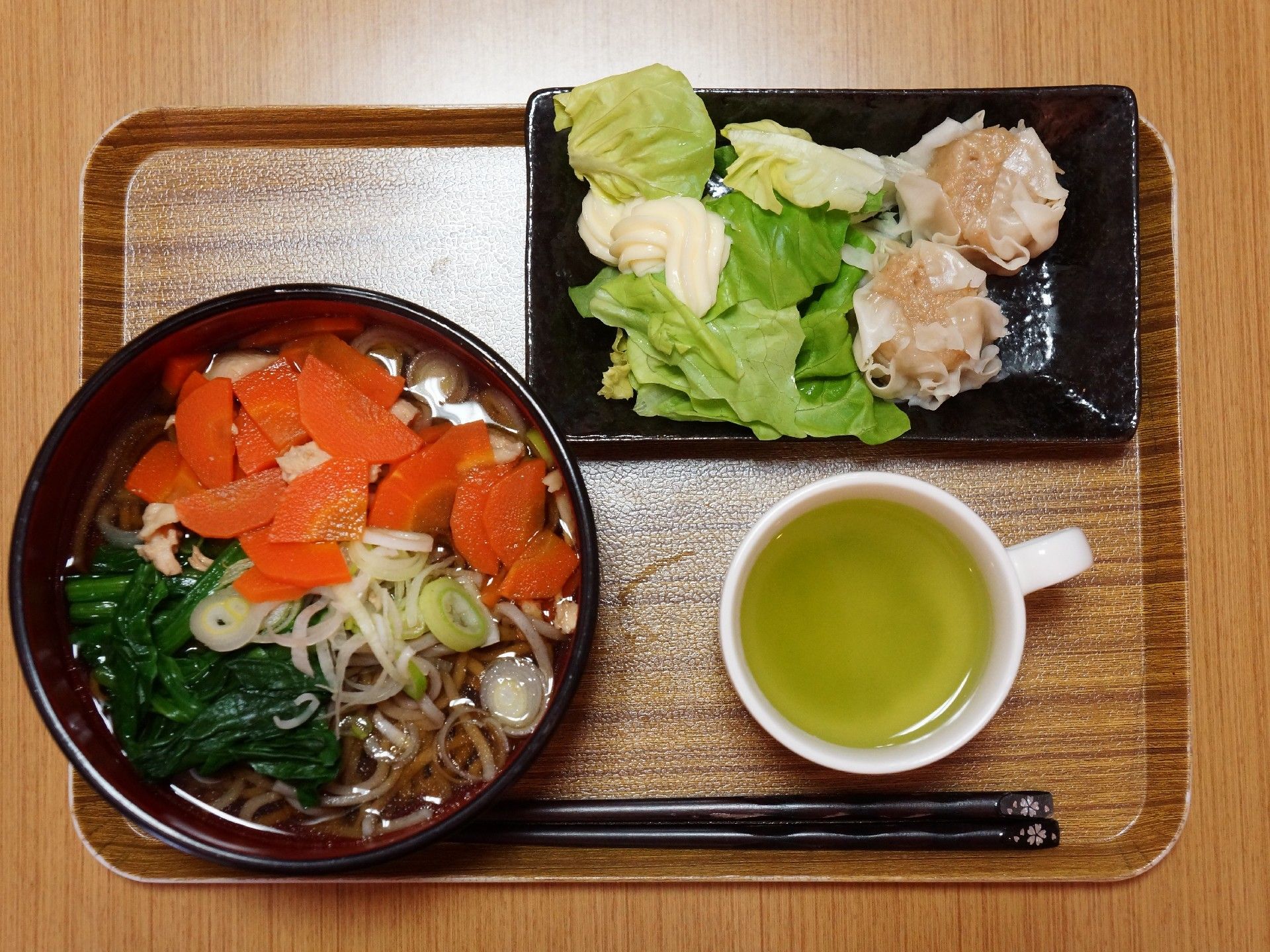 彩りよく盛られたお蕎麦のセット。野菜たっぷりのお食事。