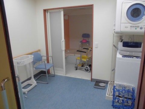 乾燥機と洗濯機を完備した脱衣所。