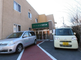 介護施設の外観と駐車場