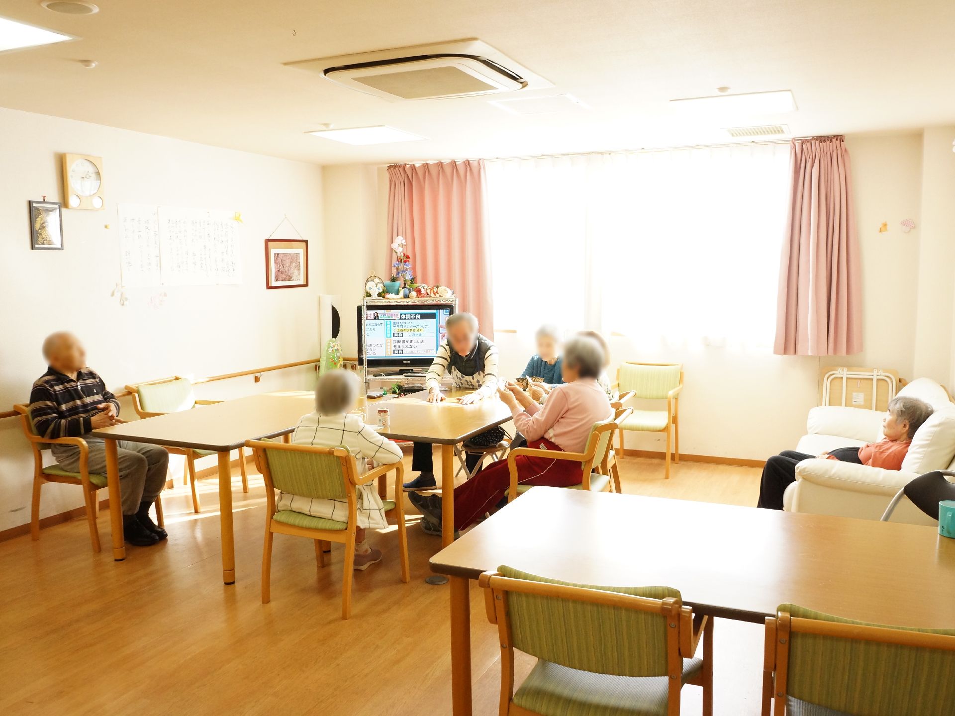 窓から光が差し込む明るい居室。ソファも設置され、利用者さんが思い思いの位置で寛いだりのんびりしたりできる。