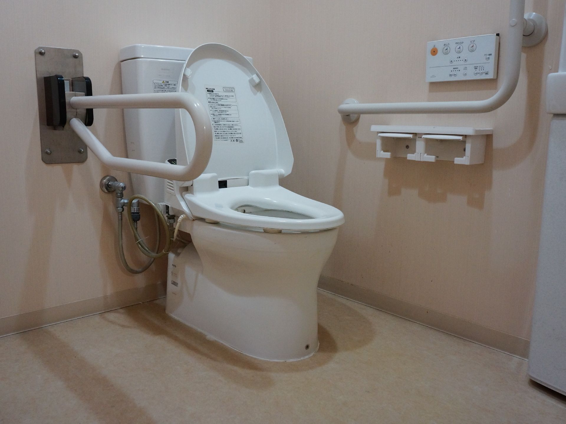 トイレは清潔にされている。ウォッシュレットがついているので、気持ちよく使うことが出来る。洗面台もごく近くにあり使いやすい。