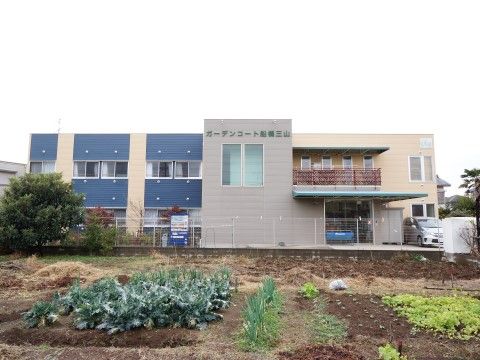 「ガーデンコート船橋三山」外観。 綺麗なひまわりが特徴の外観です。皆様のご入居を心よりお待ちしています。