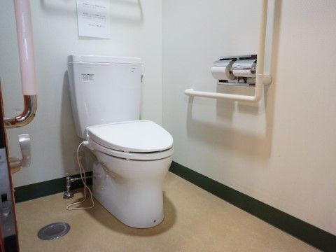 「ガーデンコート船橋三山」トイレ。 車いす対応になっていますので、車椅子利用の方にとっては安心です。