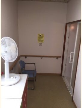 「ガーデンコート船橋三山」脱衣所。こちらで、衣服をお脱ぎになって、お風呂場へとお進みください。