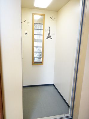 白いエレベーター