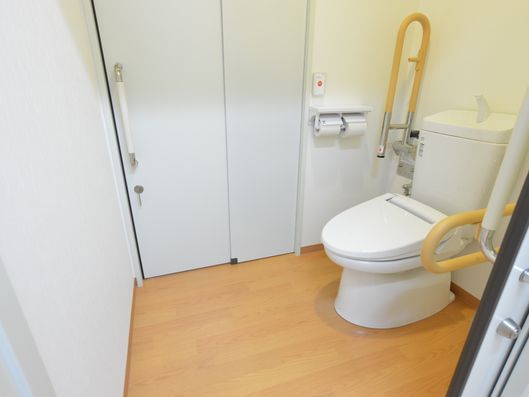 ドアが2つある広々としたトイレ