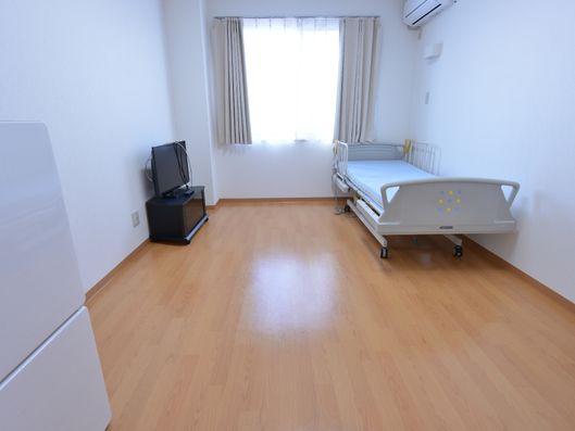 白を基調としたテレビ、ベッド付き居室