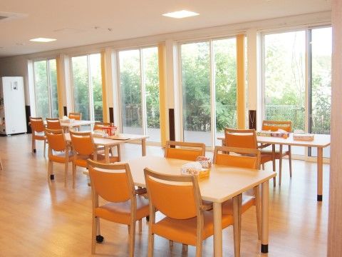 一面ガラス張りのリビングは、開放感を感じさせる空間である。明るく広い空間でゆったりと過ごしていただくことができる。