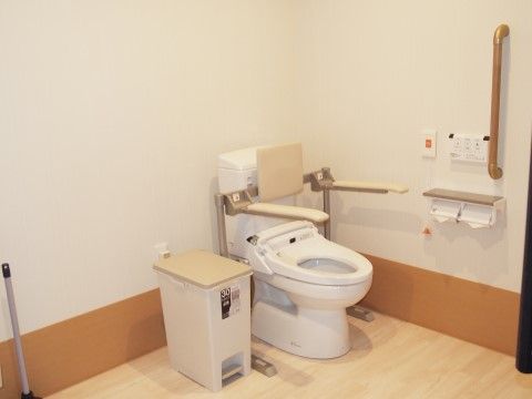 掃除が行き届いている清潔感のあるトイレである。手すりを設置しているため、要介護の方も安心して利用可能。