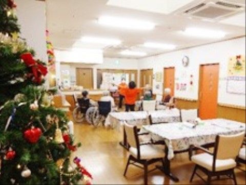 大きなクリスマスツリーが飾られているダイニングルーム