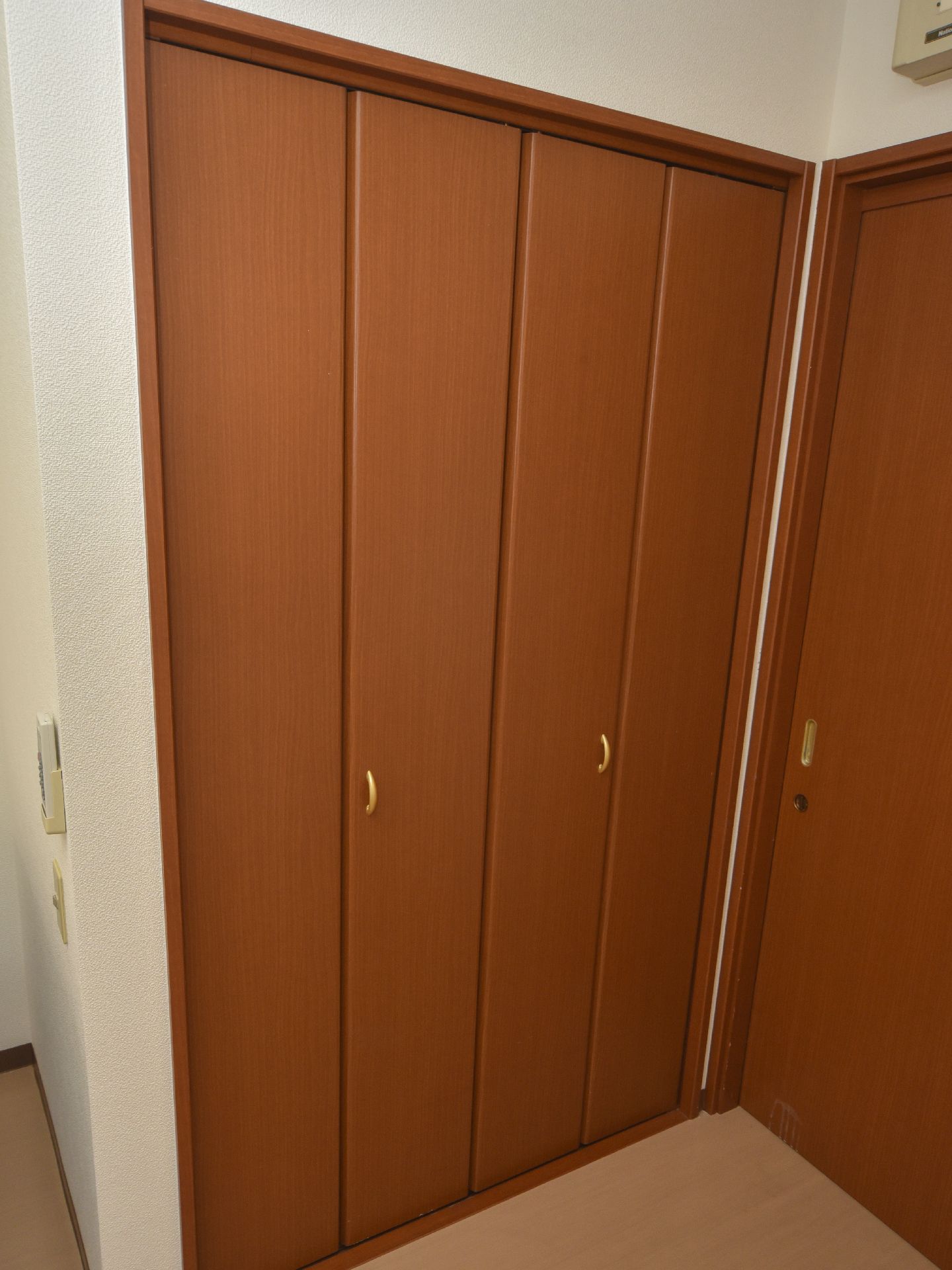 両側にスライドして開けるクローゼットの扉は、大きなものなど出し入れしやすく、収納力も高いので整理もしやすい。