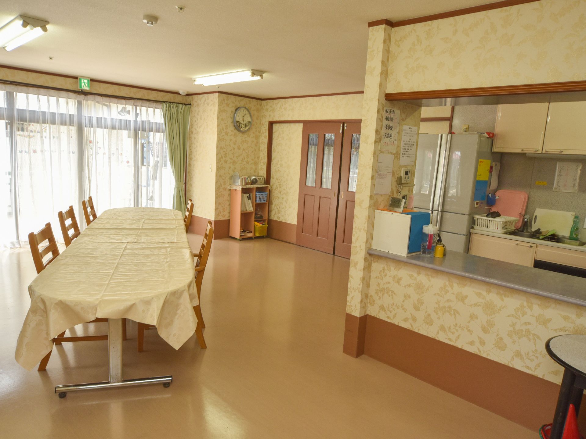 大きな窓からはたっぷりの陽光が入り、リビングダイニングは明るい。窓の外にウッドデッキがあり出入りもできる。