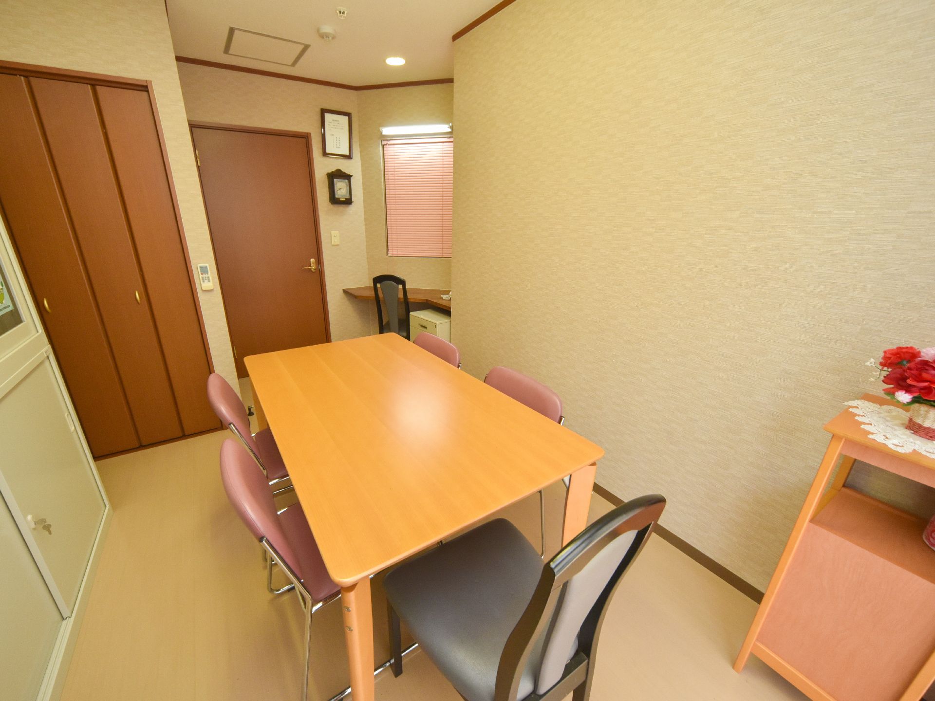 ５人で座ることができるテーブルが用意されている談話室