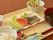 野菜をふんだんに使た食事。栄養バランスをしっかりと考慮している。箸置きなどに工夫をしている。デザート用のスプーンも用意している。